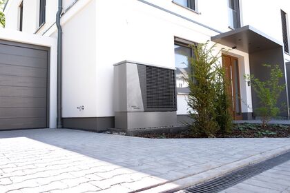 Pompe à chaleur installée à l'extérieur d'une maison d'habitation.