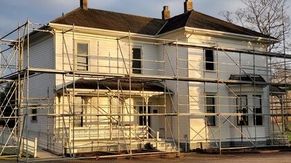 Maison individuelle en cours de rénovation, échafaudage installé sur la façade.
