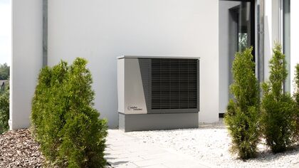 Unité extérieure de pompe à chaleur installée le long d'une maison.