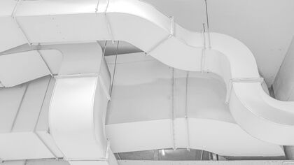 Réseau de gaines de ventilation dans un bâtiment.